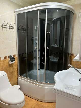 Гостиница Гранд Отель Горячий Ключ Улучшенный номер с кроватью размера «queen-size»-1