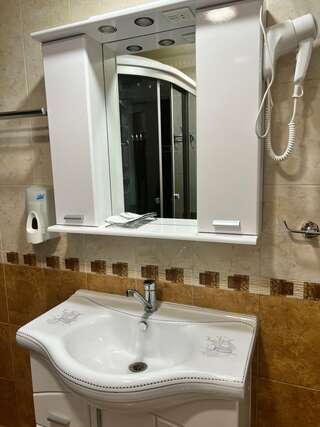 Гостиница Гранд Отель Горячий Ключ Улучшенный номер с кроватью размера «queen-size»-2